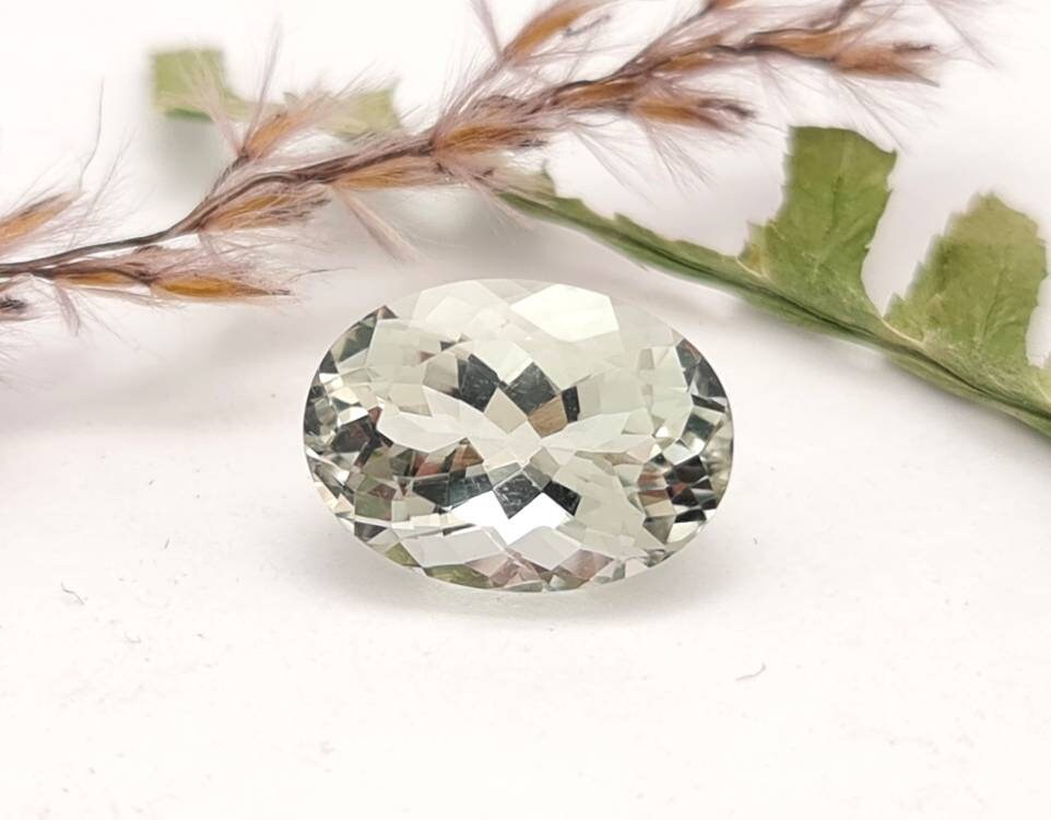 Echter facettierter Prasiolit oval hellgrün 14x10mm 5,7ct (Nr.1072)