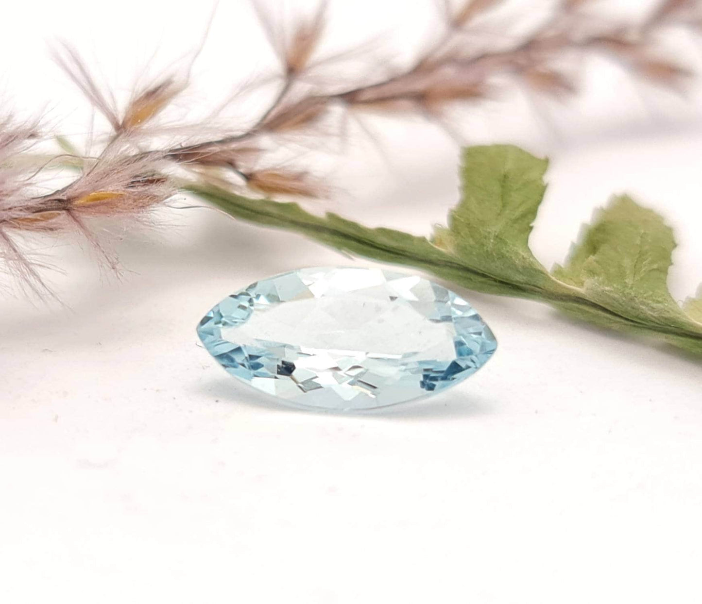 Echter facettierter Aquamarine navette blau 12x6,6mm 1,22ct (Nr.1077)