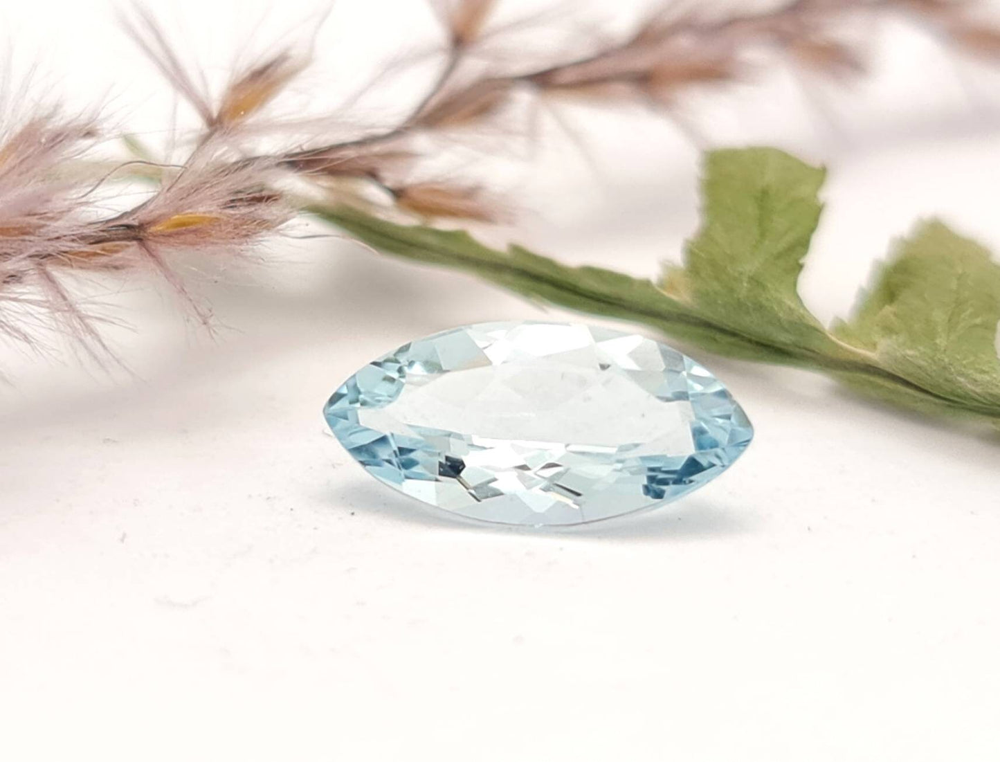 Echter facettierter Aquamarine navette blau 12x6,6mm 1,22ct (Nr.1077)