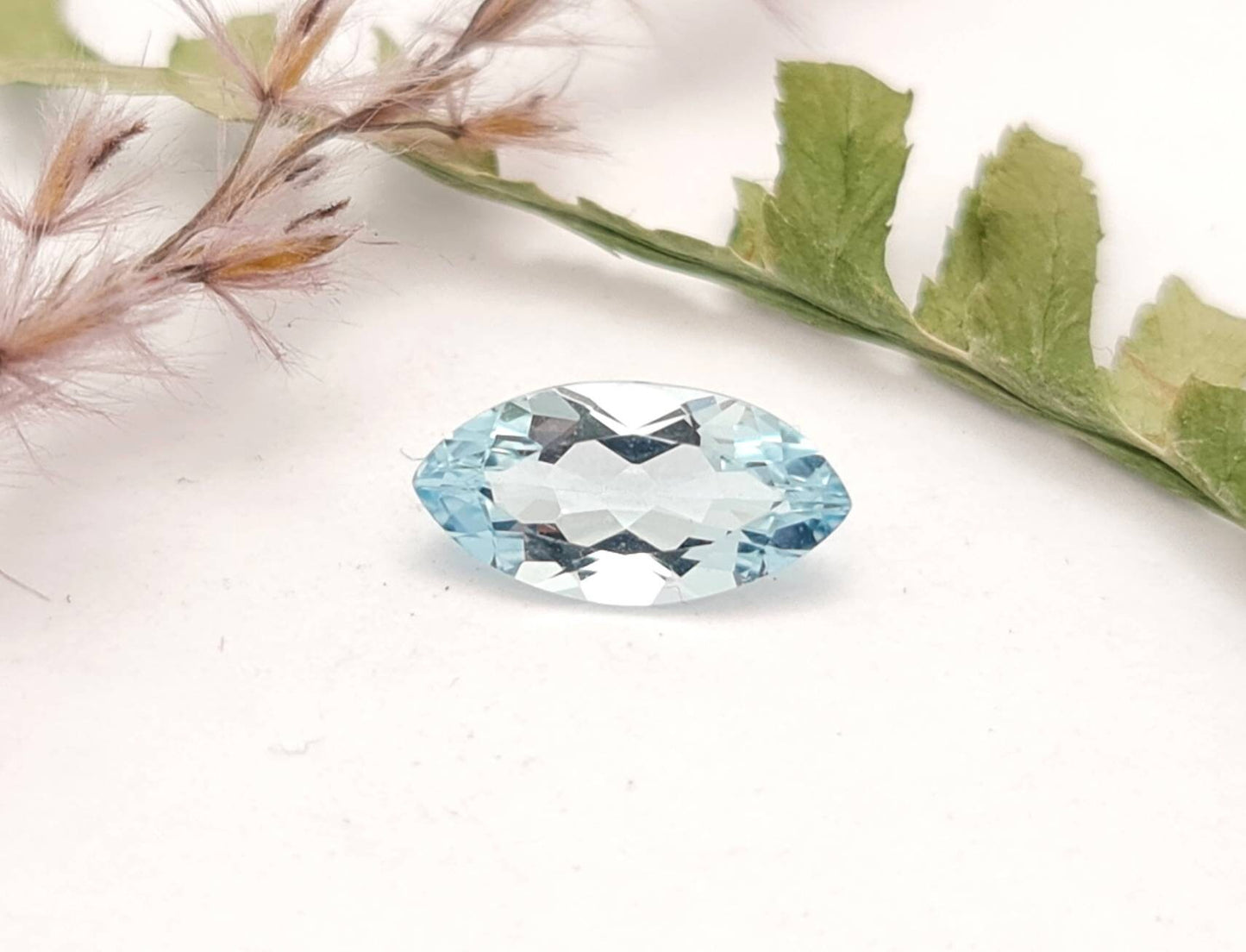 Echter facettierter Aquamarine navette blau 12x6,6mm 1,22ct (Nr.1077)