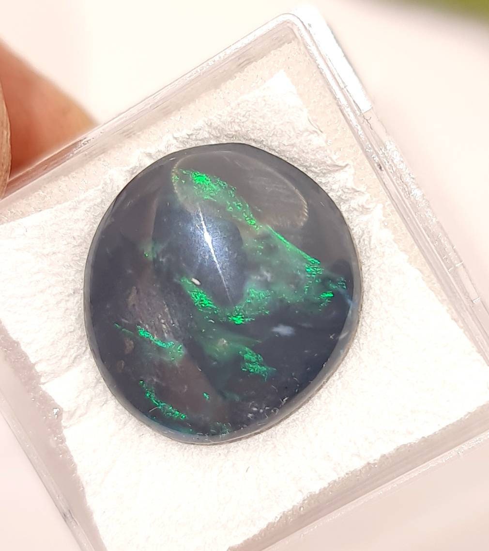 Großer Black Opal aus Lightning Ridge, Australien mit grünem Farbspiel Cabochon 17,3x15,3mm 10,9ct (Nr.1125)