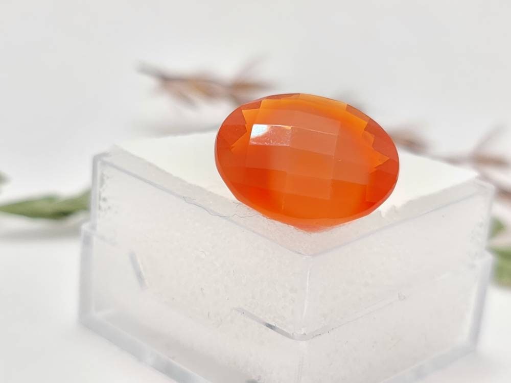 Echter mexikanischer Feueropal oval facettiert mit Checkerboardschliff riesig! 15,1x12,5mm 6,4ct (Nr.1136)