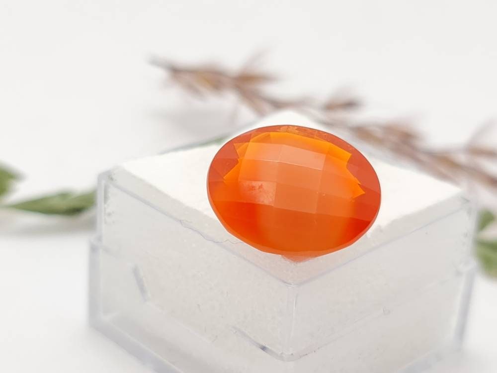 Echter mexikanischer Feueropal oval facettiert mit Checkerboardschliff riesig! 15,1x12,5mm 6,4ct (Nr.1136)