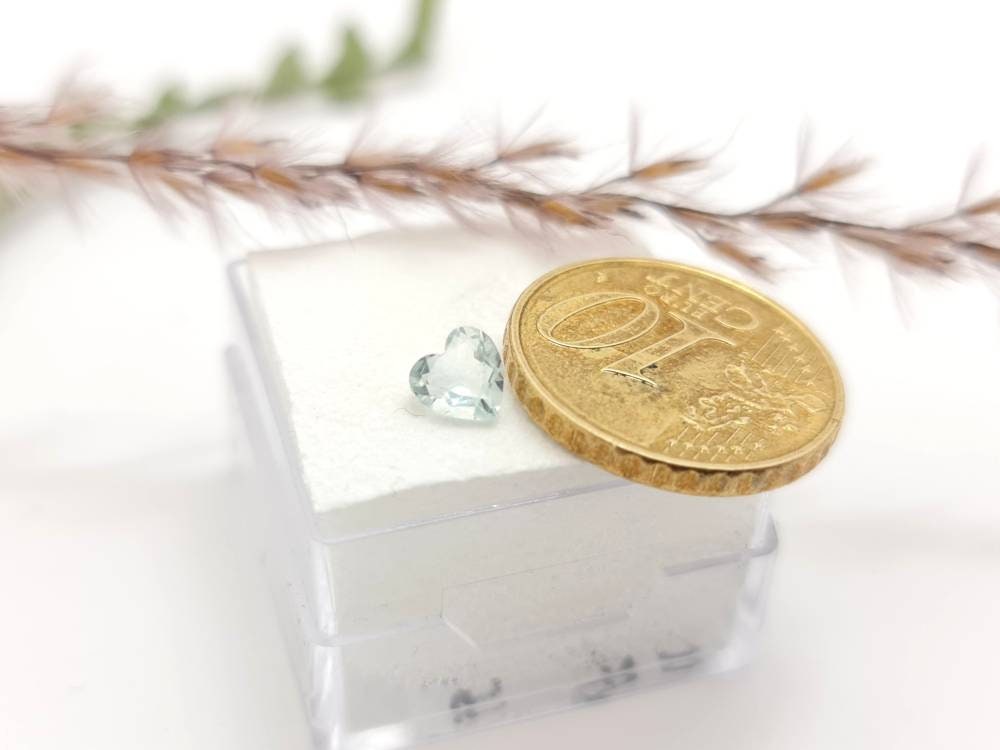 Hellblaues facettiertes Aquamarinherz 5,4mm 0,43ct (Nr.1150)