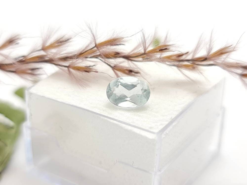 Facettierter ovaler Aquamarin, sehr hell blau 7x5mm 0,76ct (Nr.1154)