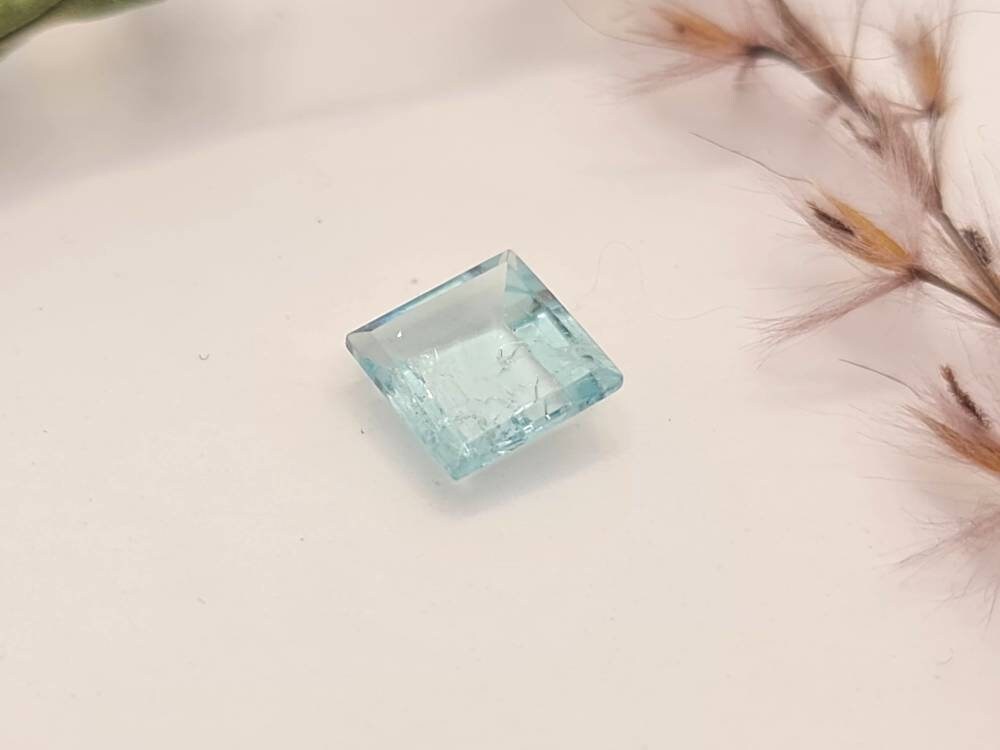 Echter facettierter Aquamarin, Spiegelschliff quadratisch blau, 6,1mm 0,9ct (Nr.1161)