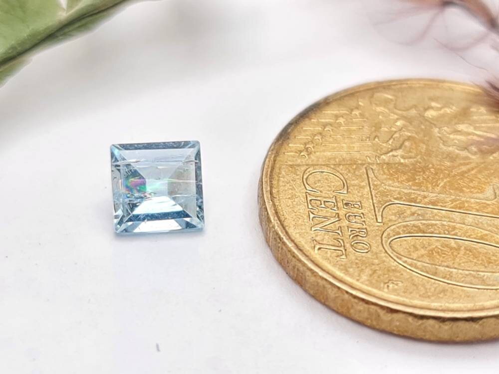 Echter facettierter Aquamarin in dunkelblau, quadratisch 4,9mm 0,53ct (Nr.1162)