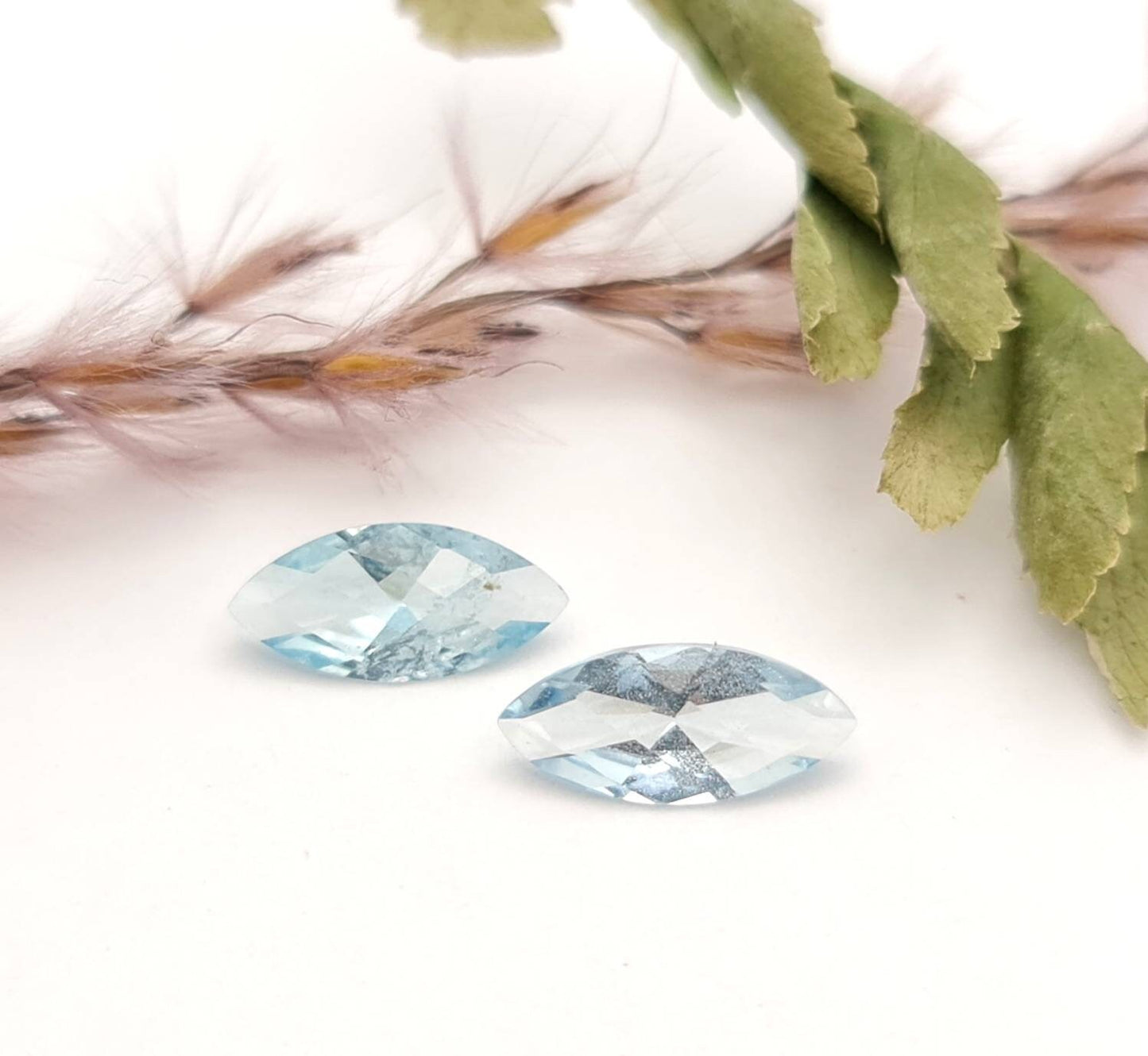 Ein Paar Aquamarine navette facettiert, feines Blau 9,3x4,2mm 1,06ct (Nr.1165)