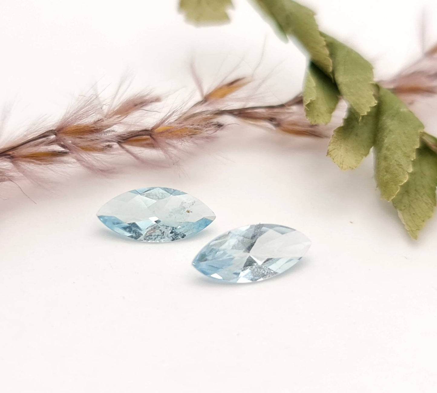 Ein Paar Aquamarine navette facettiert, feines Blau 9,3x4,2mm 1,06ct (Nr.1165)