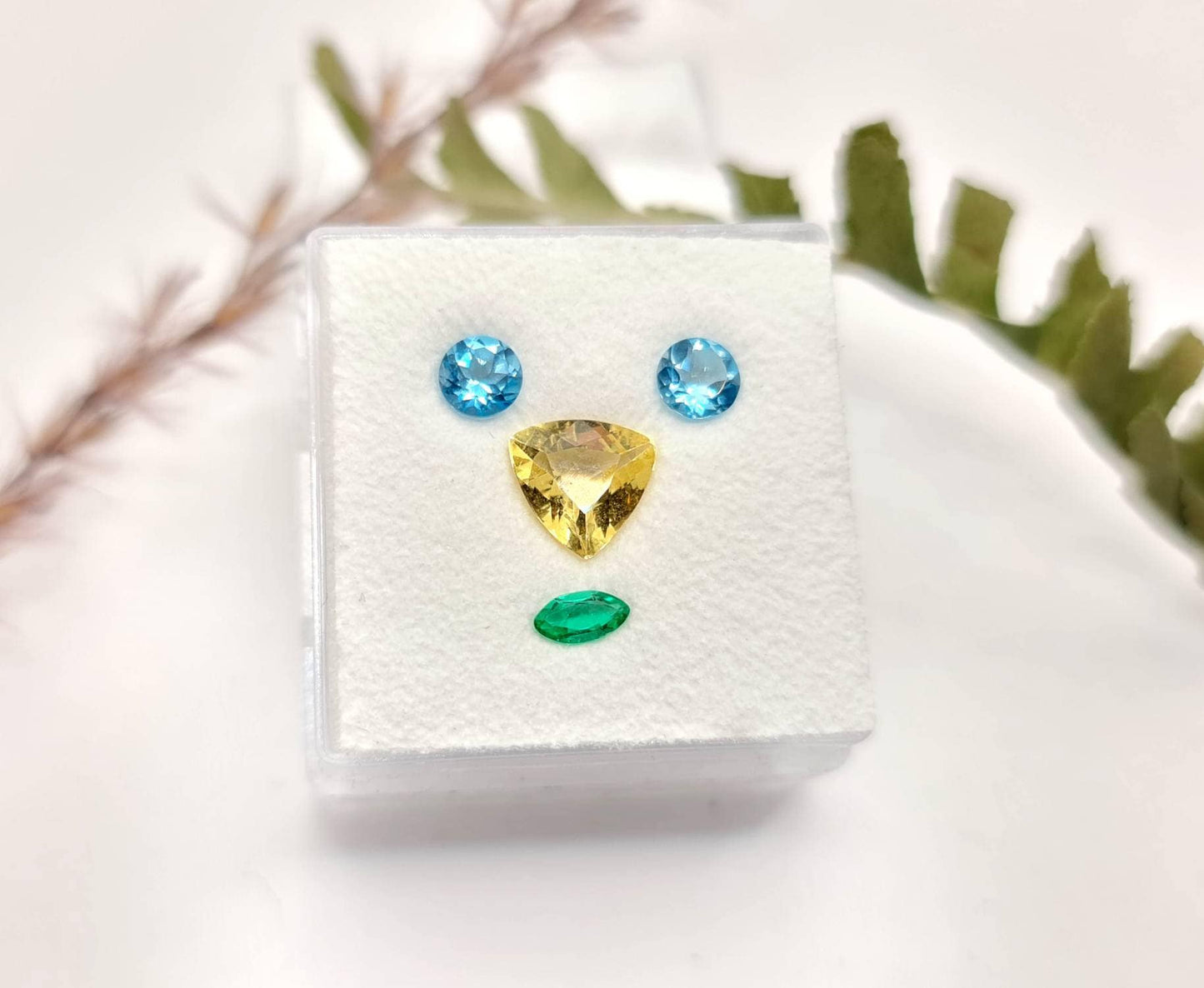 Echte Edelsteine Funmix Blautopas, Goldberyll, Smaragd in blau, gelb und grün 4-7mm 1,25ct (Nr.1109)