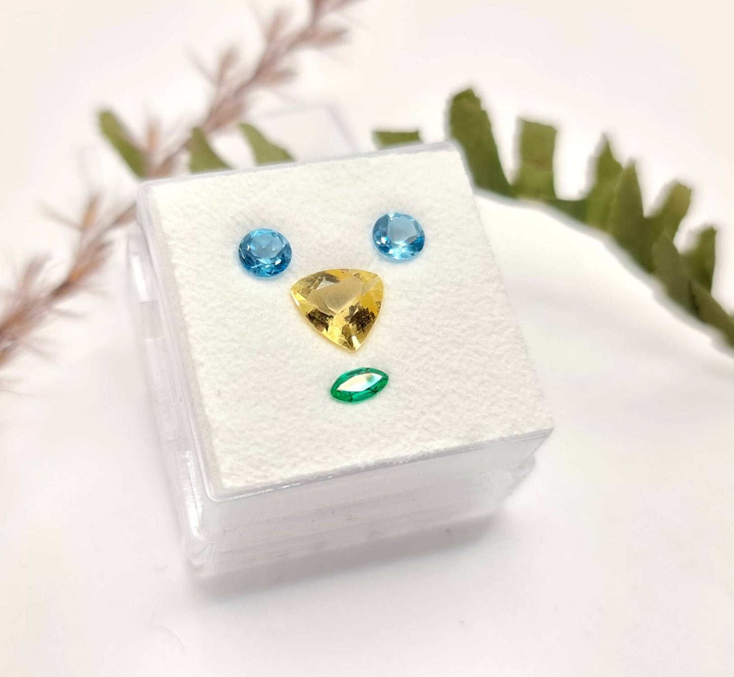 Echte Edelsteine Funmix Blautopas, Goldberyll, Smaragd in blau, gelb und grün 4-7mm 1,25ct (Nr.1109)