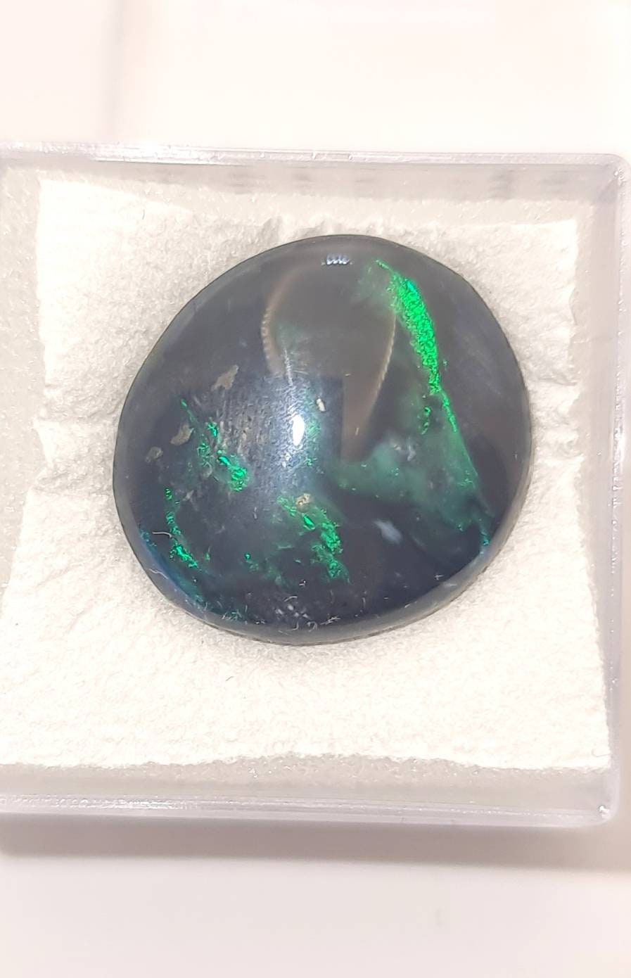 Großer Black Opal aus Lightning Ridge, Australien mit grünem Farbspiel Cabochon 17,3x15,3mm 10,9ct (Nr.1125)
