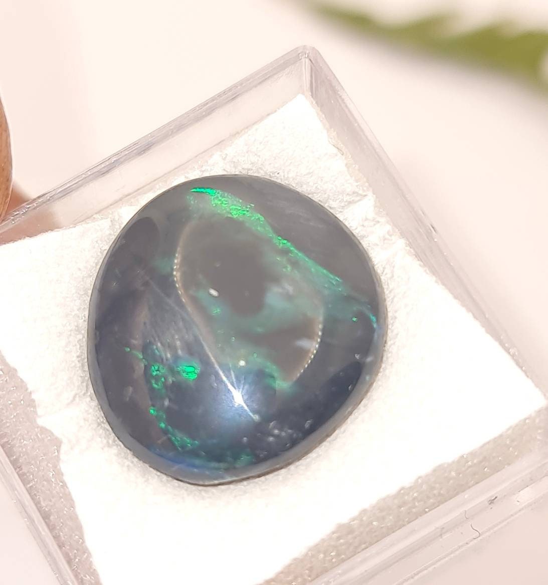 Großer Black Opal aus Lightning Ridge, Australien mit grünem Farbspiel Cabochon 17,3x15,3mm 10,9ct (Nr.1125)