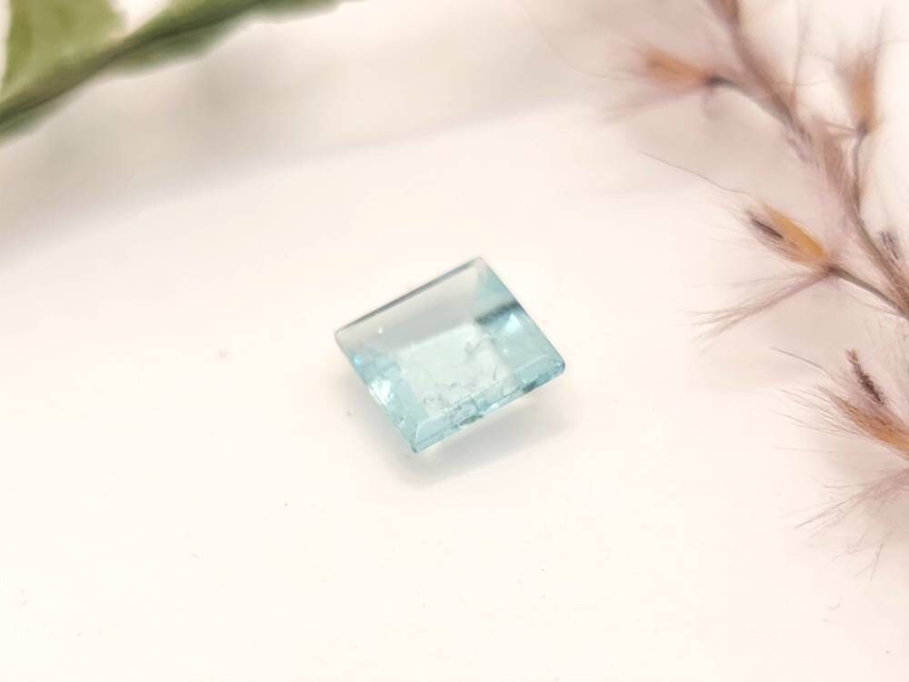 Echter facettierter Aquamarin, Spiegelschliff quadratisch blau, 6,1mm 0,9ct (Nr.1161)