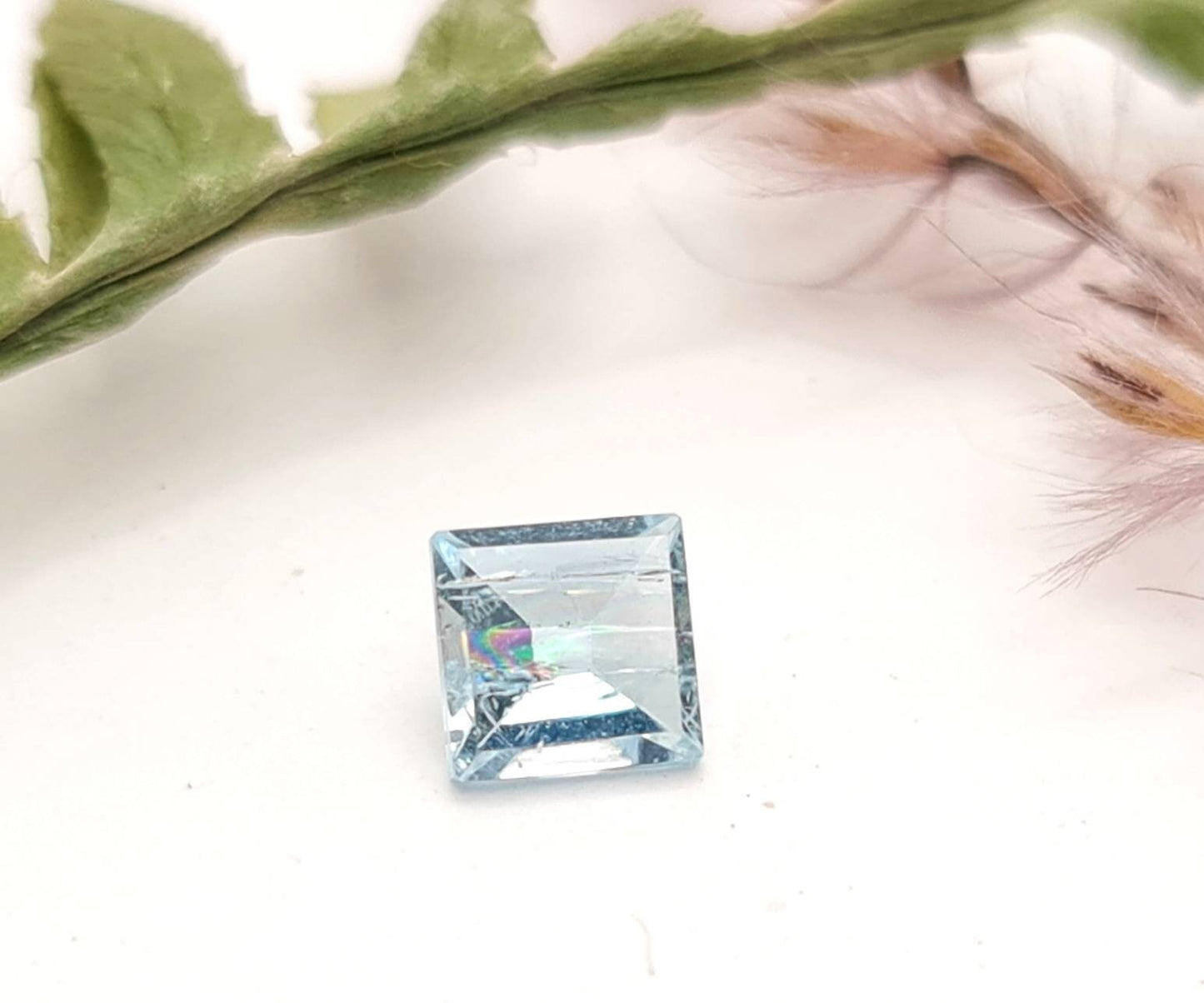 Echter facettierter Aquamarin in dunkelblau, quadratisch 4,9mm 0,53ct (Nr.1162)