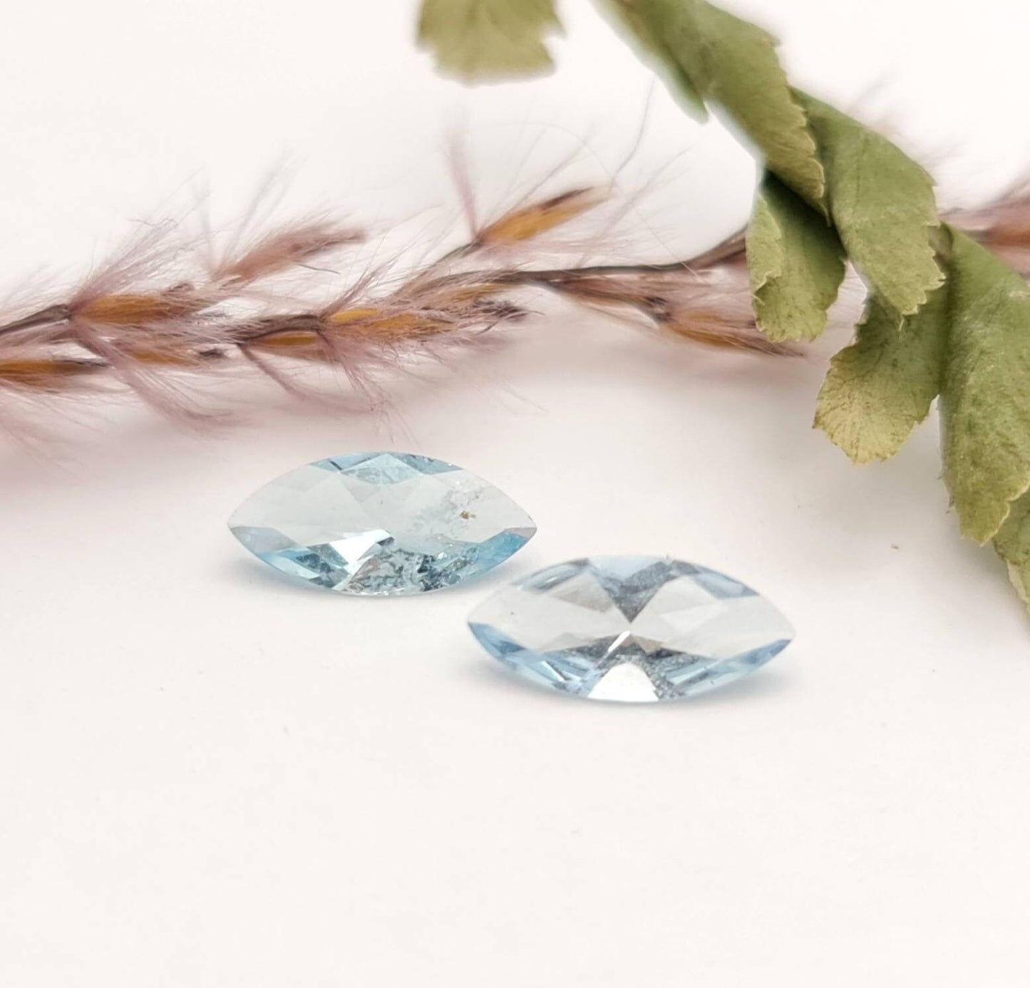 Ein Paar Aquamarine navette facettiert, feines Blau 9,3x4,2mm 1,06ct (Nr.1165)