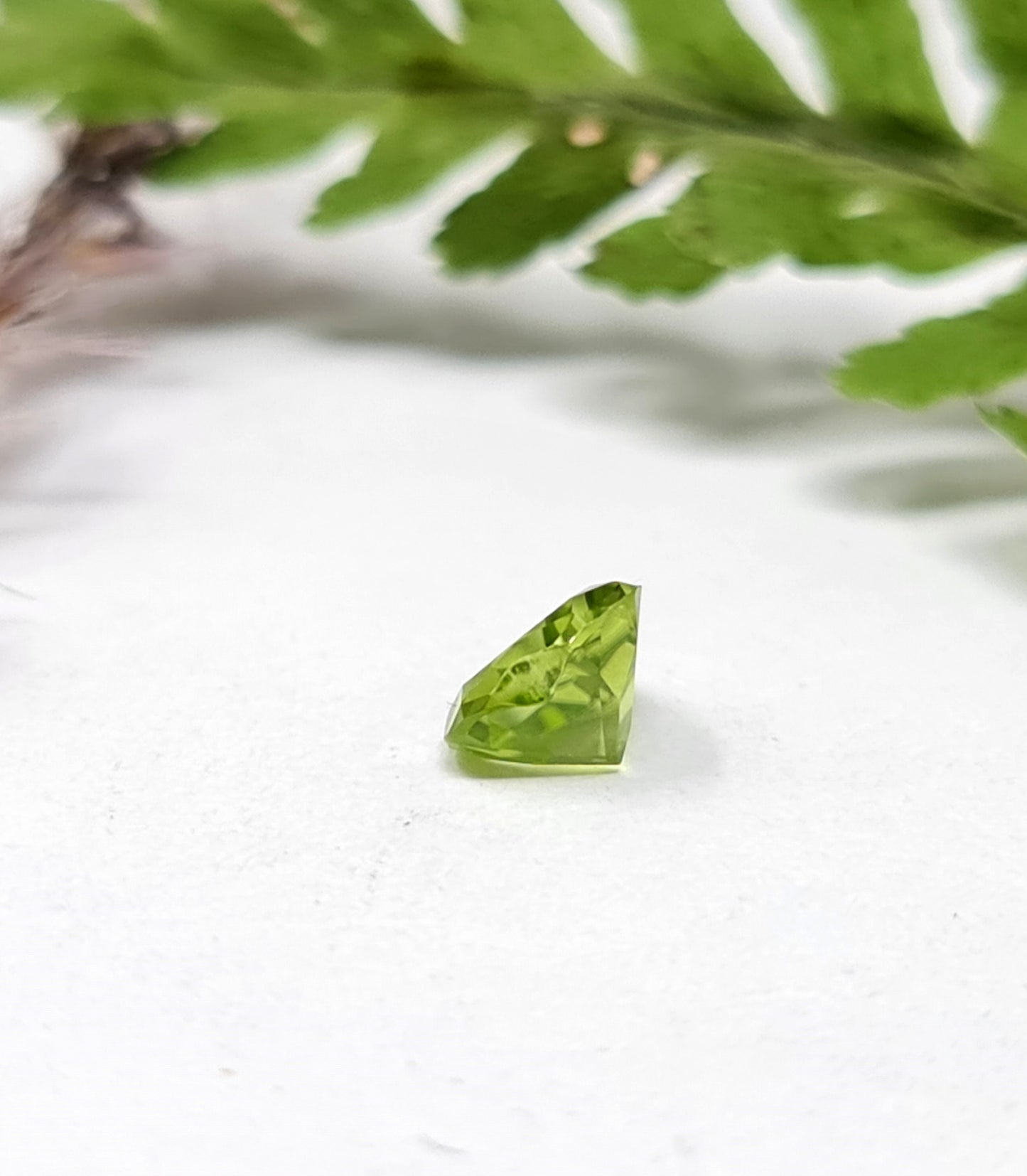 Hellgrünes Peridot Herz, 6mm facettiert (Nr.40)