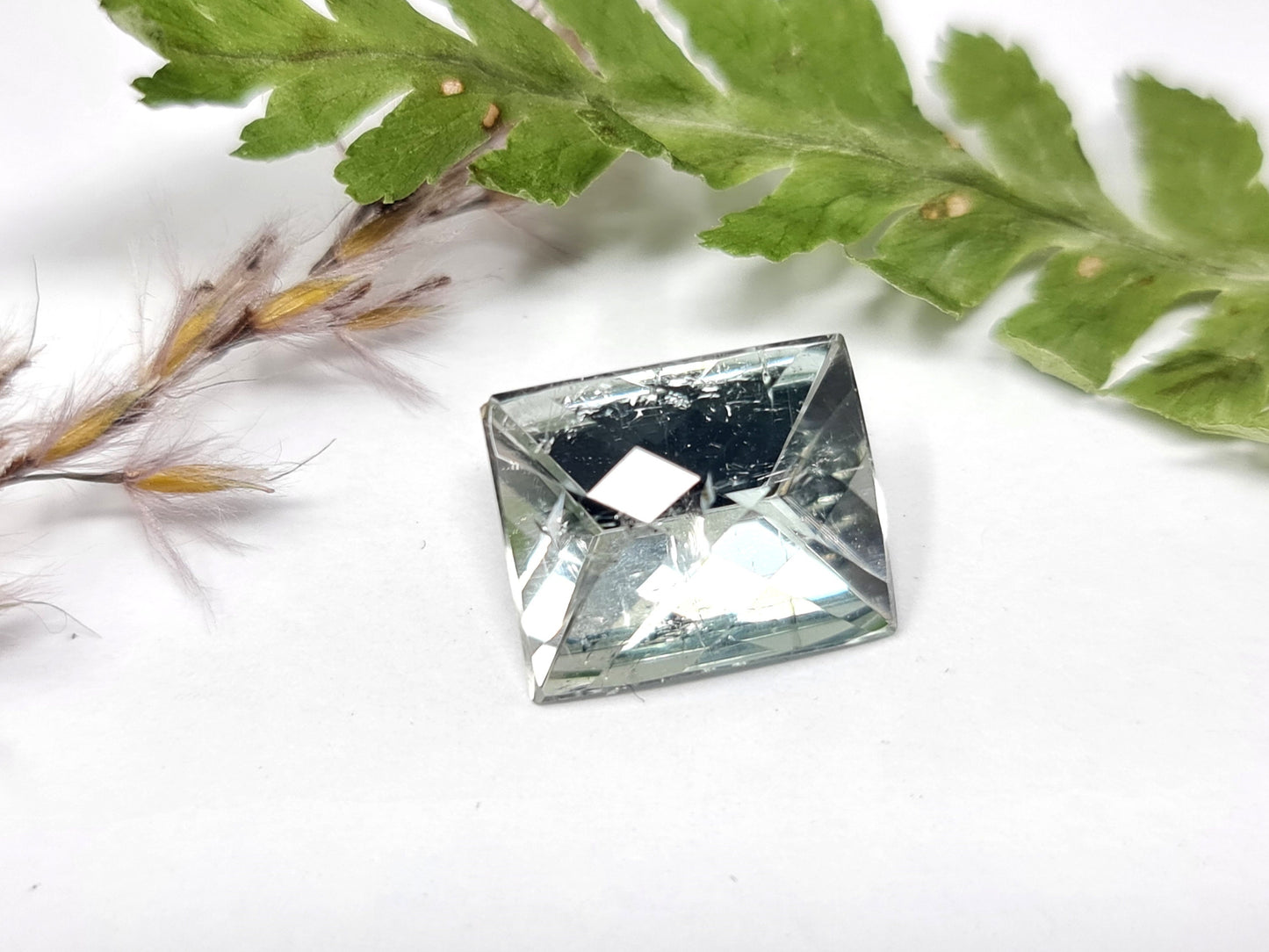 Nr.65 Großer, sehr hellgrüner facettierter Turmalin Rechteck,mit 12,5x10,5x7mm und 6,93ct