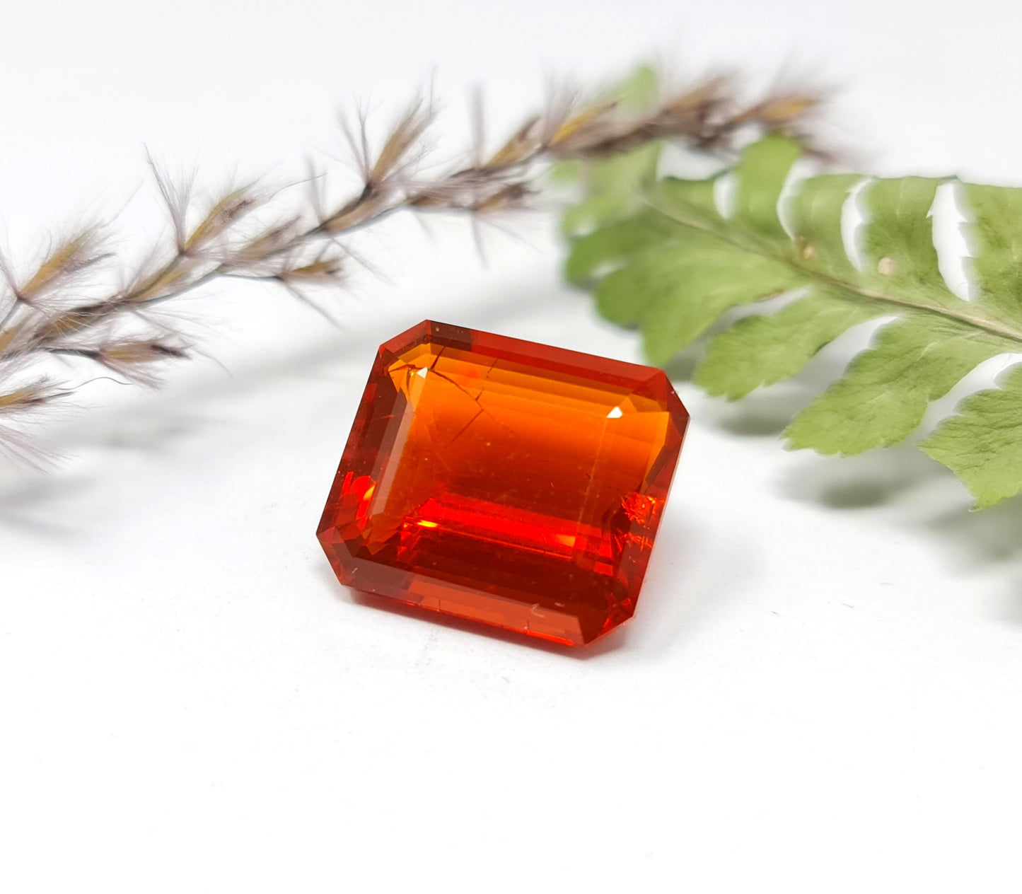 Nr.69 facettierter Feueropal, Achteck, rot orange 15,3x13,4mm  9,37ct