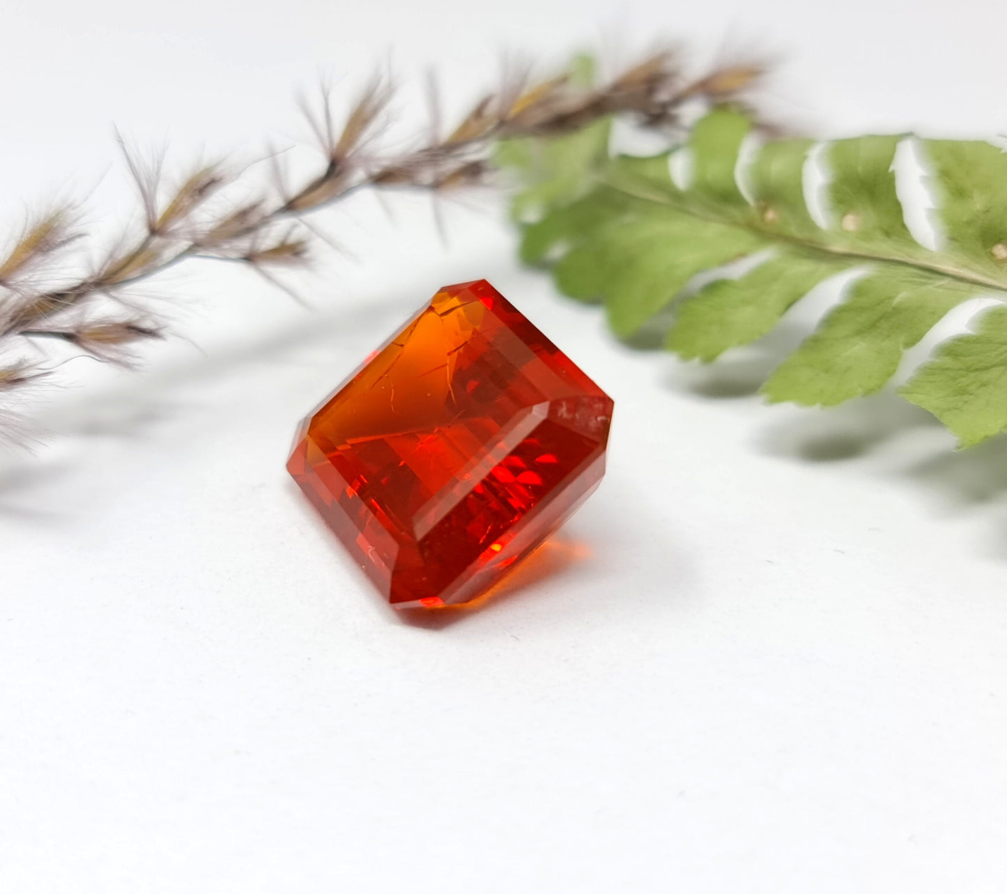 Nr.69 facettierter Feueropal, Achteck, rot orange 15,3x13,4mm  9,37ct