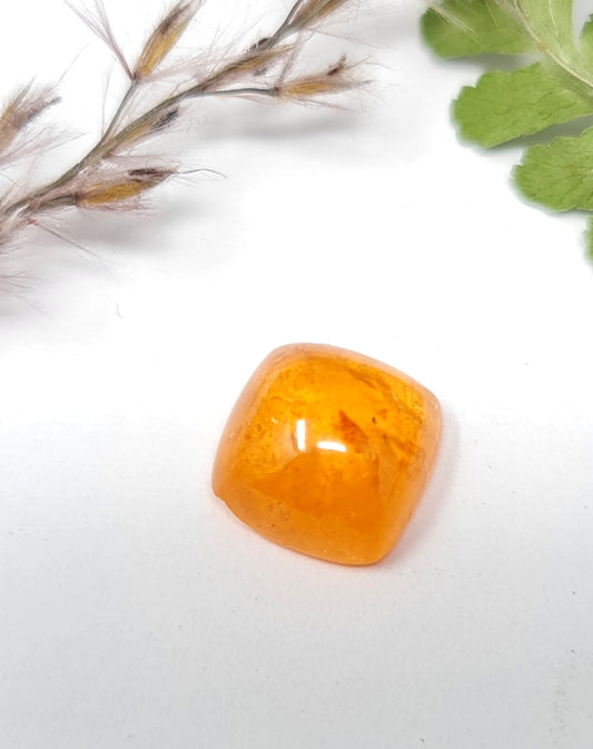 Nr. 70, Mandaringranat Cabochon in leuchtendem Orange  10x10x5,5mm 6,66ct