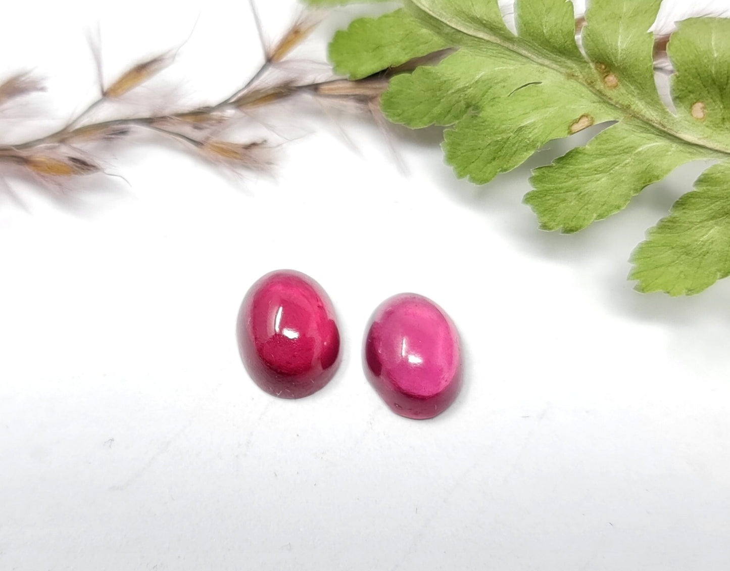 Nr.79 Rubelit / Rosa Turmalin Paar Cabochons 8x6mm 3,9ct