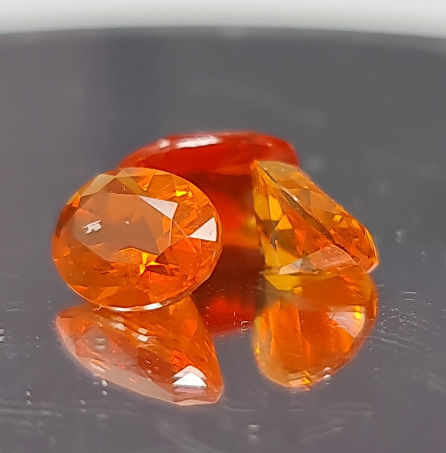 Nr.133  Set aus 11 Stück mexikanische Feueropale, Farbverlauf orange bis rot, oval facettiert,8x6mm insg. 9ct !