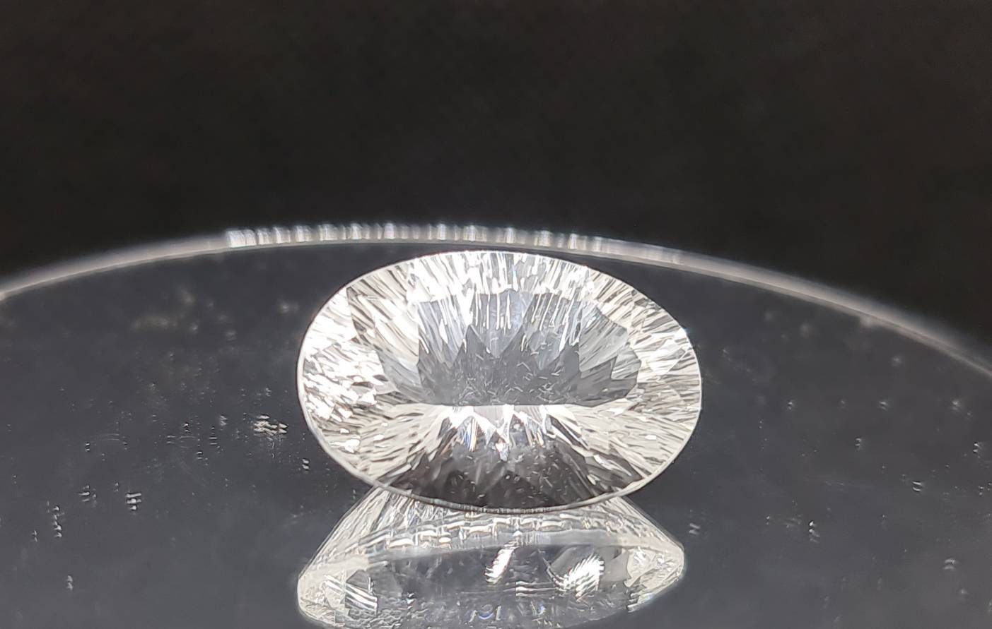 Nr.180 Weißer Fluorit im Concave Schliff oval 22x14,7mm 23.68ct