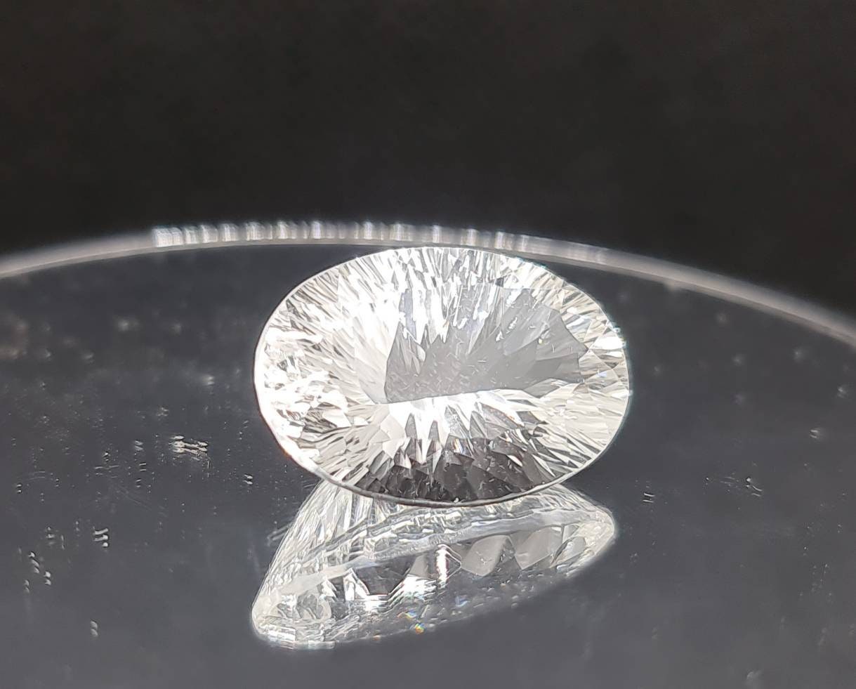 Nr.180 Weißer Fluorit im Concave Schliff oval 22x14,7mm 23.68ct