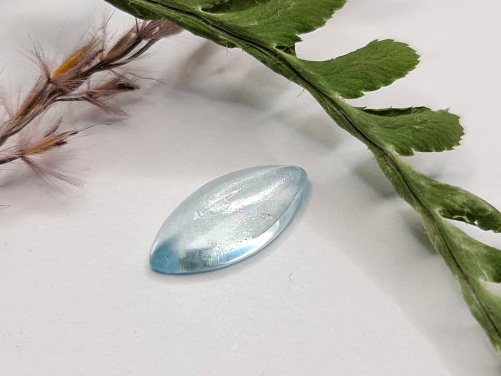 Nr.185 Blauer Aquamarin  Navette Cabochon 14,6x 7mm 2,85ct poliert