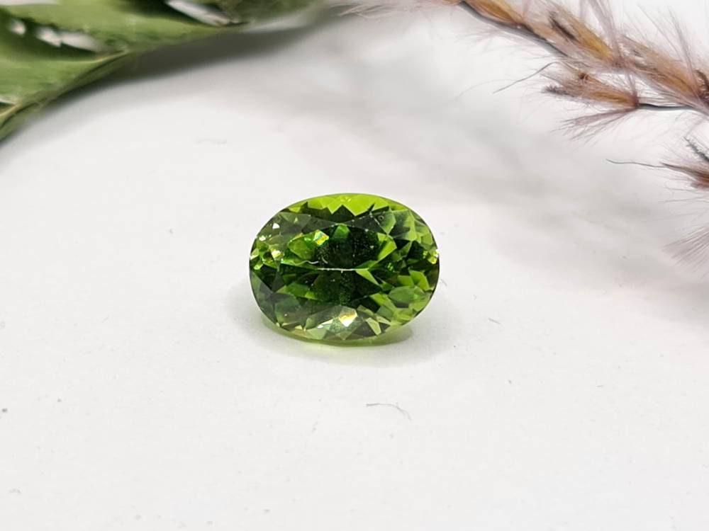 Nr.213 Peridot facettiert, oval, grün 9x7mm Preis pro Stück