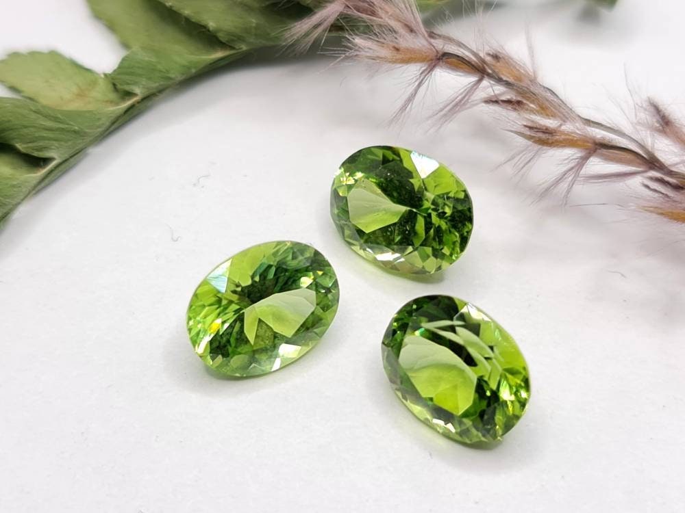 Nr.213 Peridot facettiert, oval, grün 9x7mm Preis pro Stück