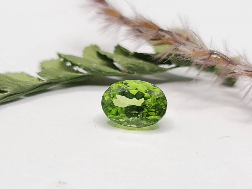 Nr.218 Peridot grün, oval  facettiert 9,7x7mm 2,75ct