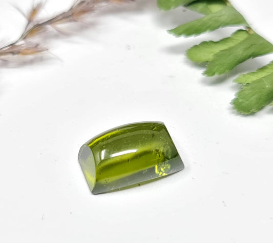 Peridot Cabochon grün, Unterseite gerundet, Cabochon rechteck  14x9mm 6,91ct