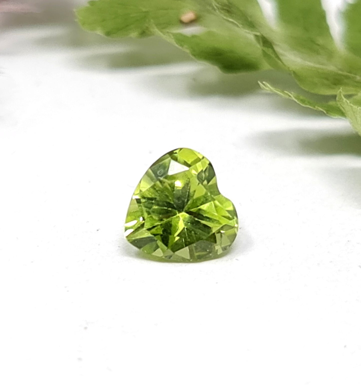 Hellgrünes Peridot Herz, 6mm facettiert (Nr.40)