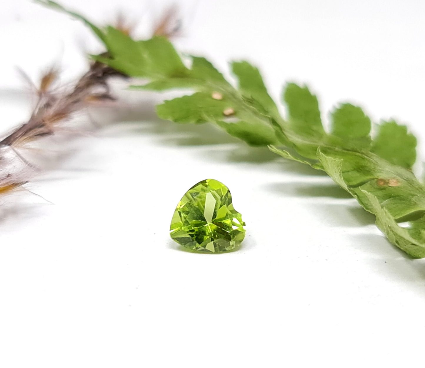 Hellgrünes Peridot Herz, 6mm facettiert (Nr.40)