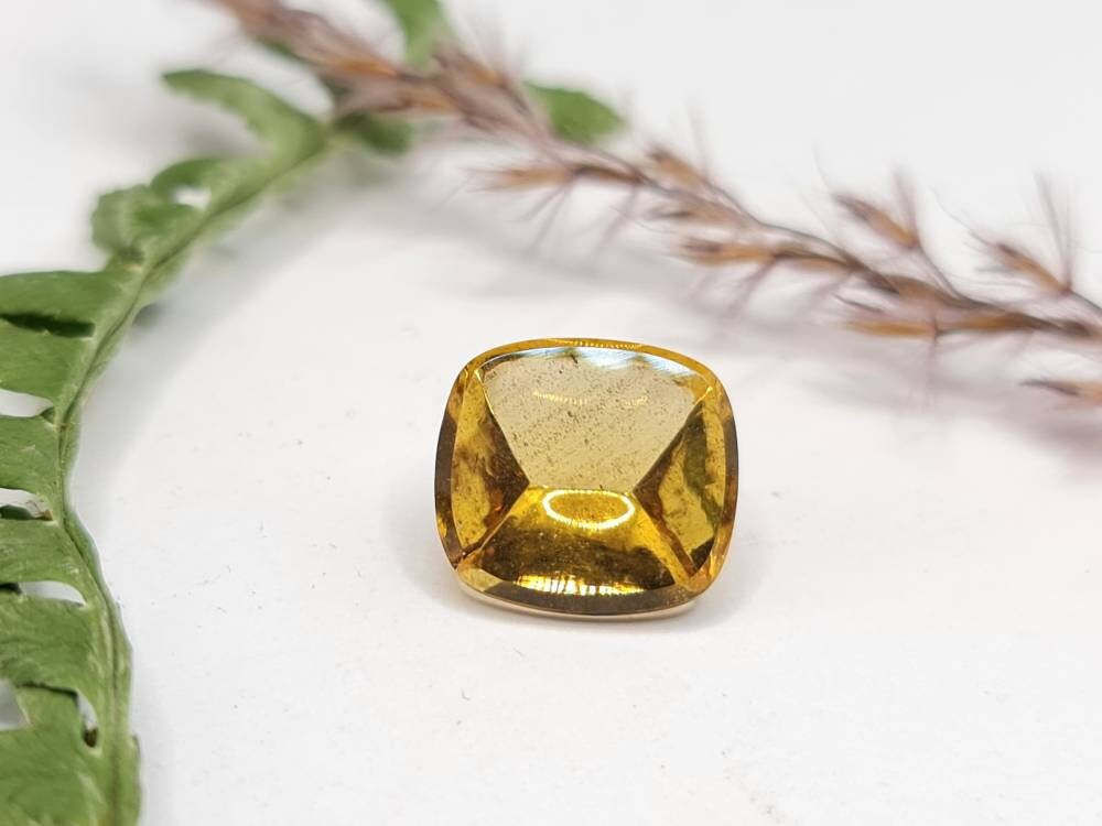 Goldgelber Turmalin im Spiegelschliff, abgerundetes Rechteck 12,5x11,5mm 4,47ct (Nr.245)