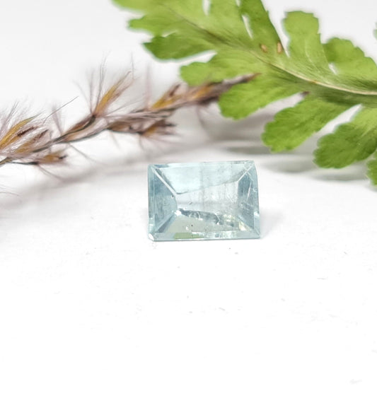 Nr. 51 Aquamarin, Spiegelschliff, Rechteck, 1,74ct  9x6,5mm