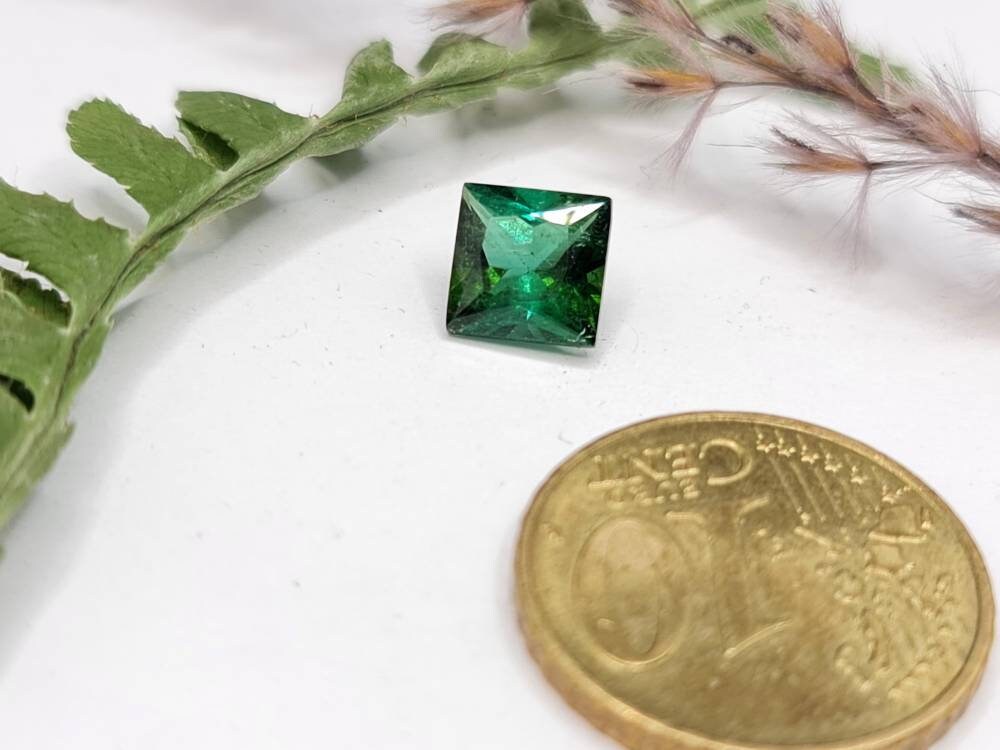 Grüner Turmalin, rechteckig facettiert 7x7mm 1,77ct (Nr.247)