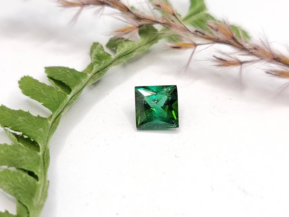 Grüner Turmalin, rechteckig facettiert 7x7mm 1,77ct (Nr.247)