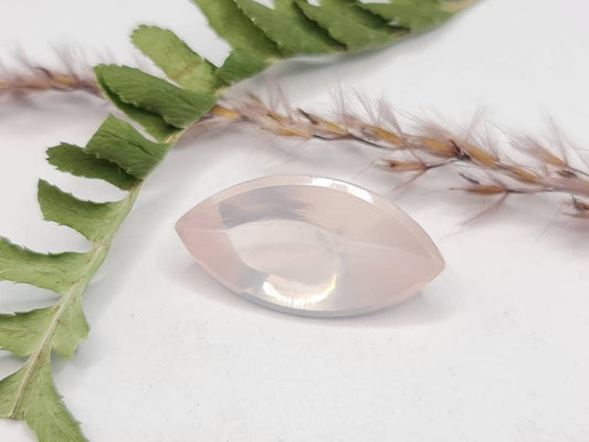 Rosenquarz, rosa, facettiert als Navette im Spiegelschliff mit 24x12mm und 11,85ct (Nr.255)