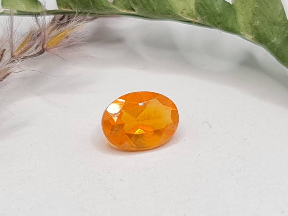 Facettierter, ovaler orangefarbener Feueropal mit 8x6mm 0,75ct (Nr.260)