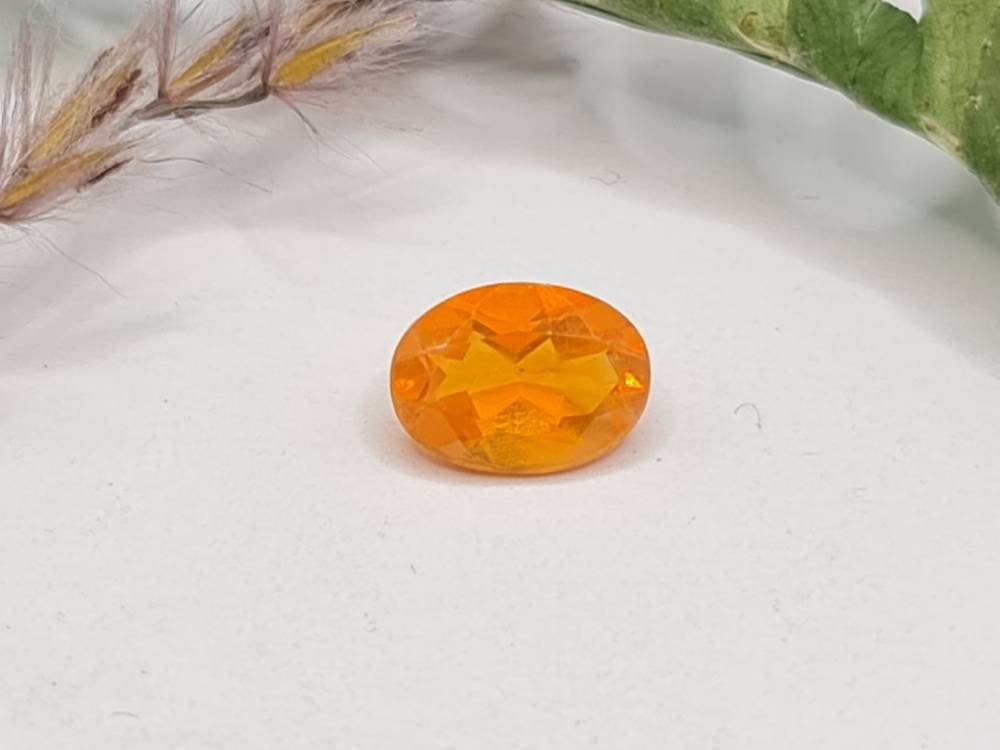 Facettierter, ovaler orangefarbener Feueropal mit 8x6mm 0,75ct (Nr.260)