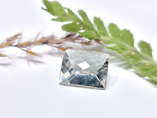 Nr.65 Großer, sehr hellgrüner facettierter Turmalin Rechteck,mit 12,5x10,5x7mm und 6,93ct