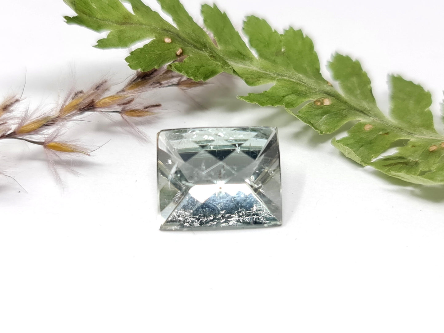 Nr.65 Großer, sehr hellgrüner facettierter Turmalin Rechteck,mit 12,5x10,5x7mm und 6,93ct