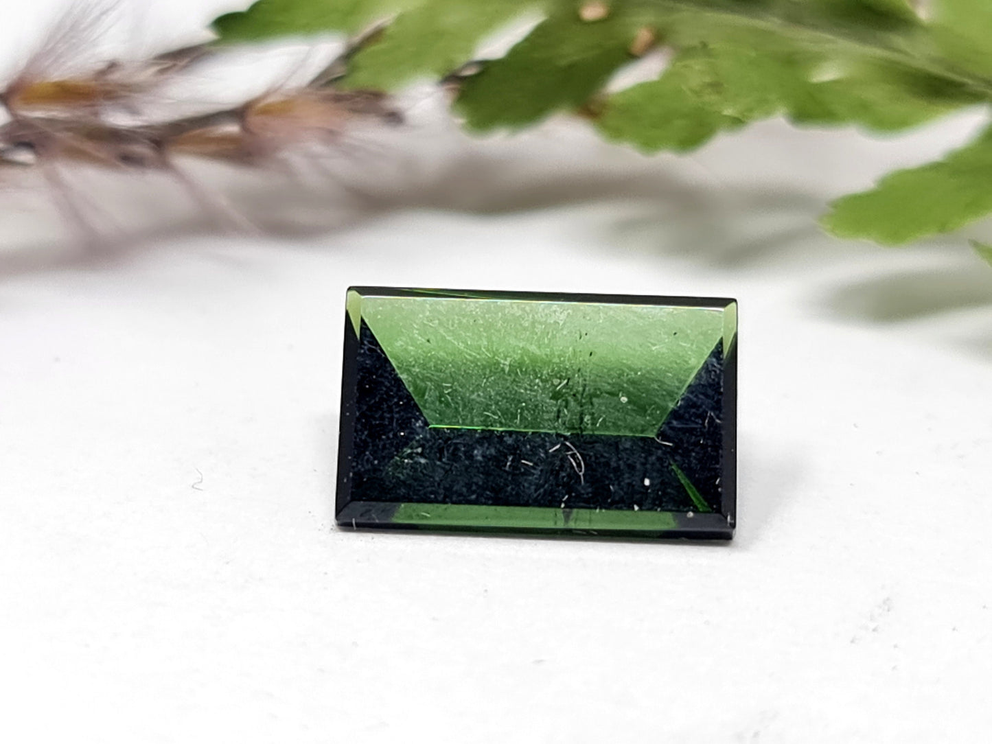 Nr.67 Großer, satt grüner facettierter Turmalin Rechteck, mit 11x7x4mm, 2,93ct Spiegelschliff