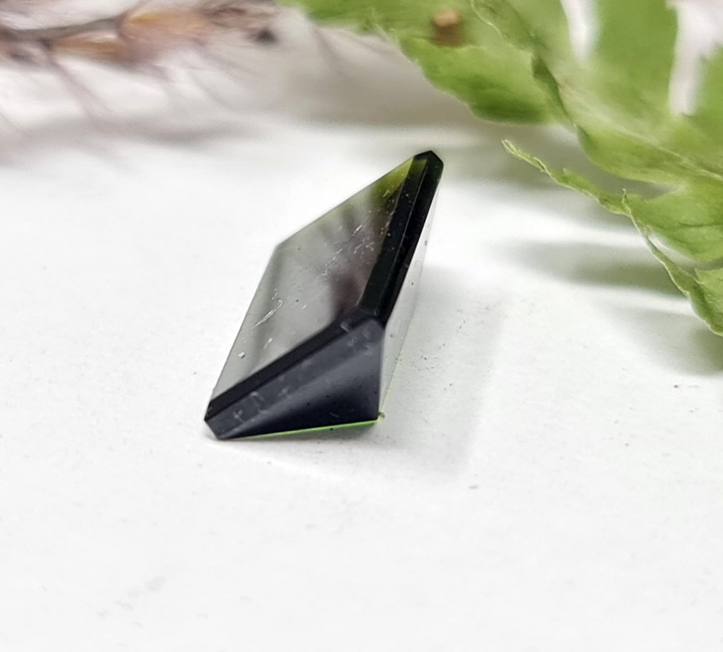 Nr.67 Großer, satt grüner facettierter Turmalin Rechteck, mit 11x7x4mm, 2,93ct Spiegelschliff