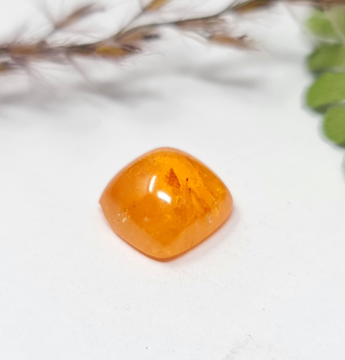 Nr. 70, Mandaringranat Cabochon in leuchtendem Orange  10x10x5,5mm 6,66ct