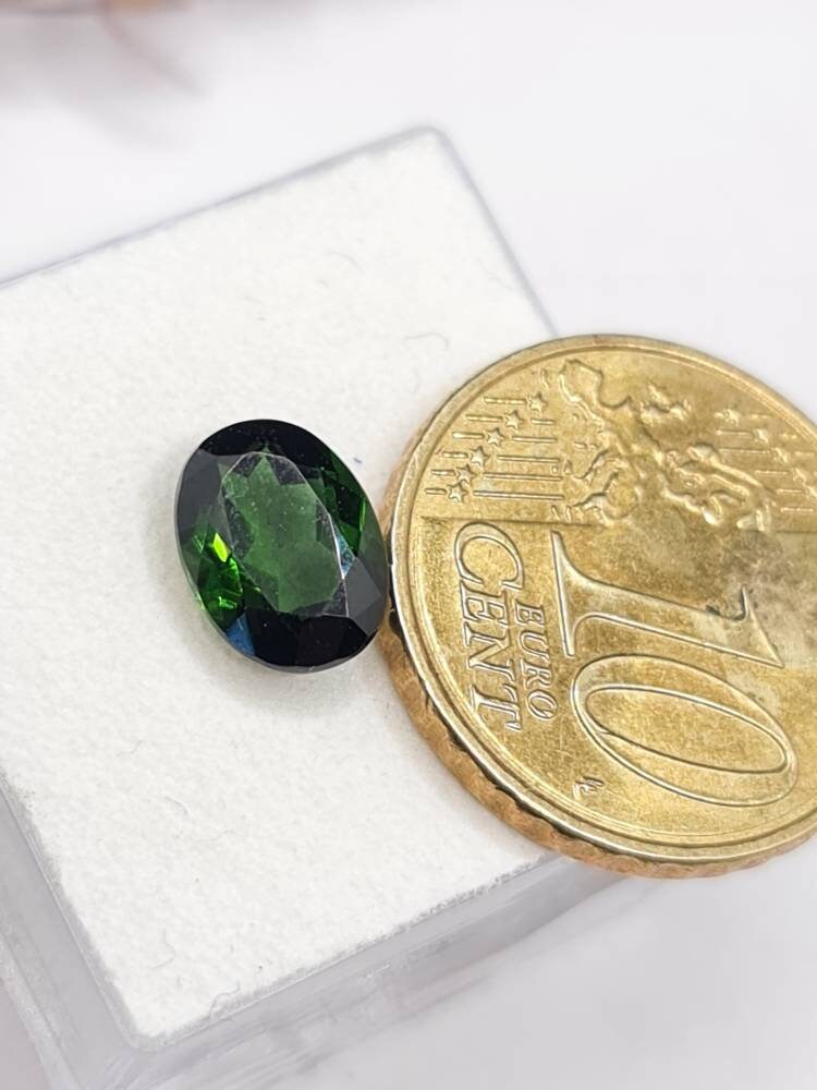 Dunkelgrüner Turmalin, oval facettiert 9x6,6mm 1,82ct (Nr.266)