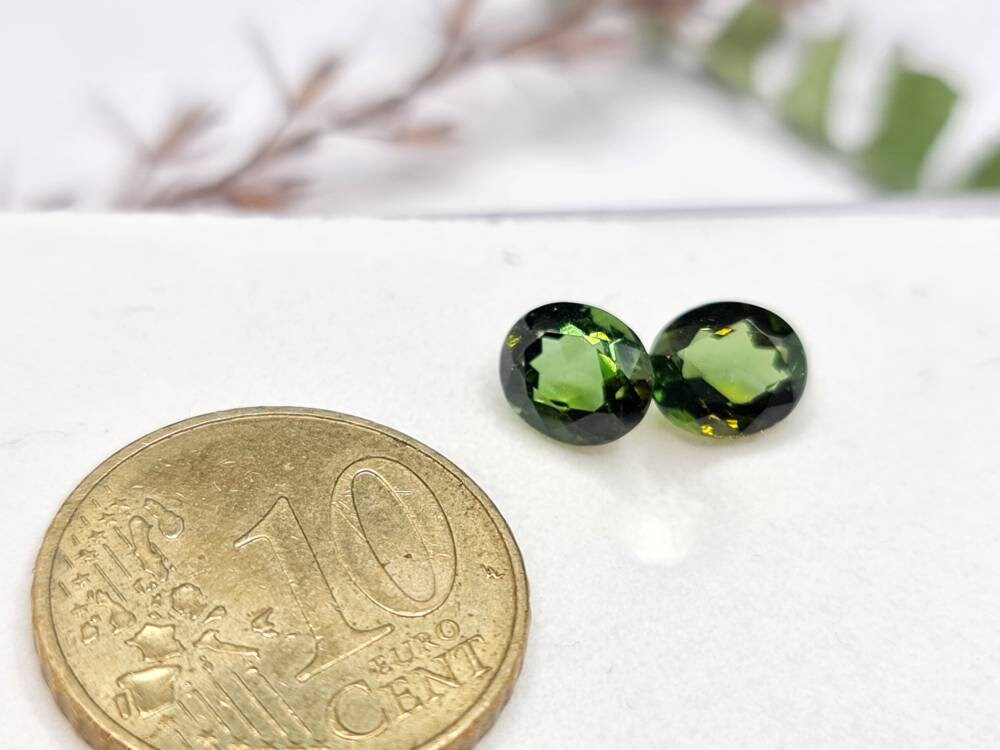 Facettiertes Paar grüne Turmaline, oval 7x6mm 2,3ct (Nr.270)